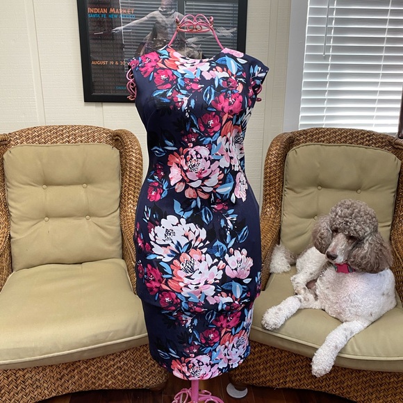 Vince Camuto Dresses & Skirts - Gorgeous Vince Camuto Floral Sheath Dress Size 6